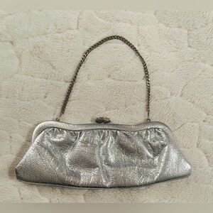 Vintage silver metallic clutch purse with a chain strap.🔥